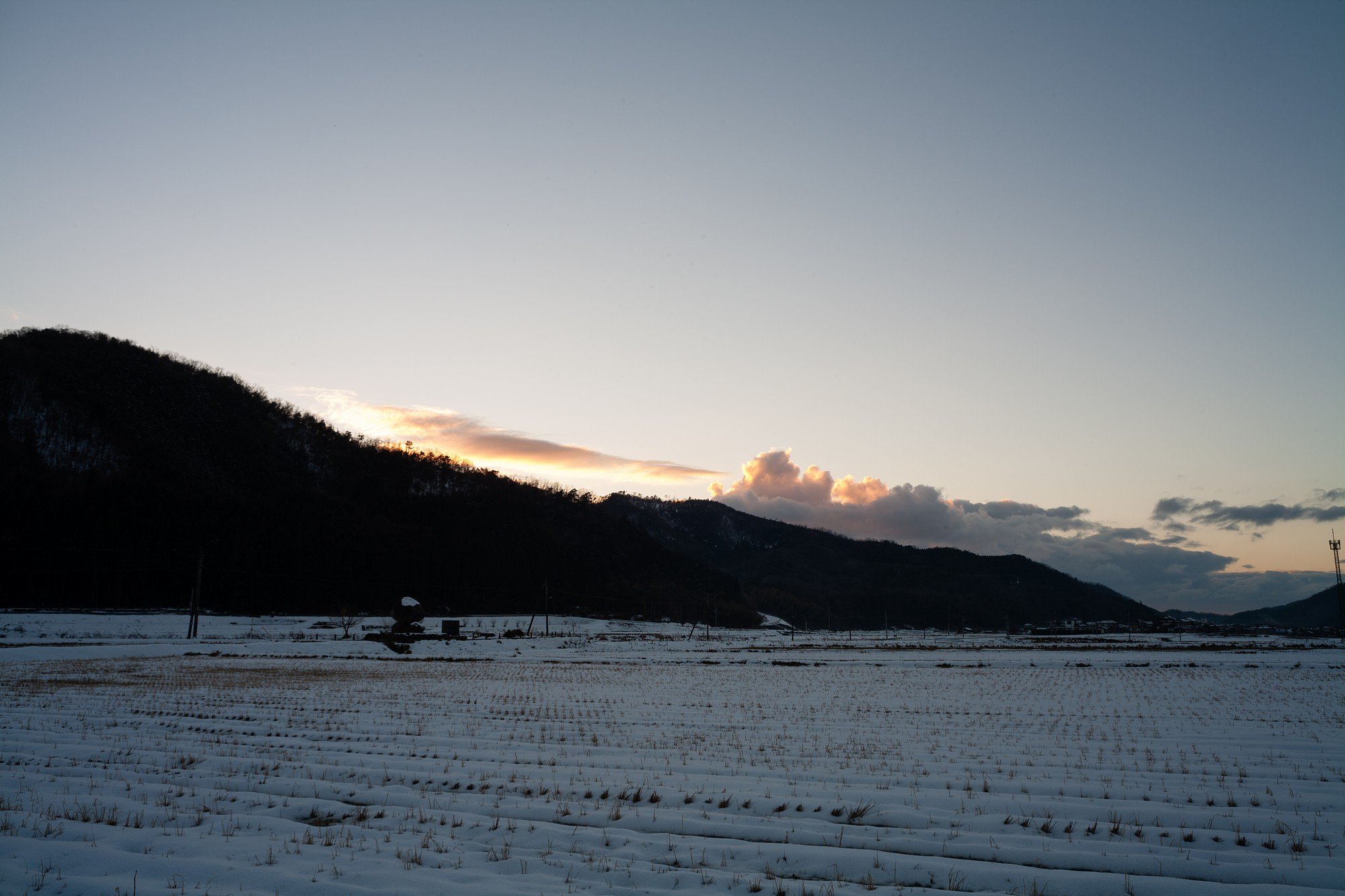 青空に淡い夕焼け・・。