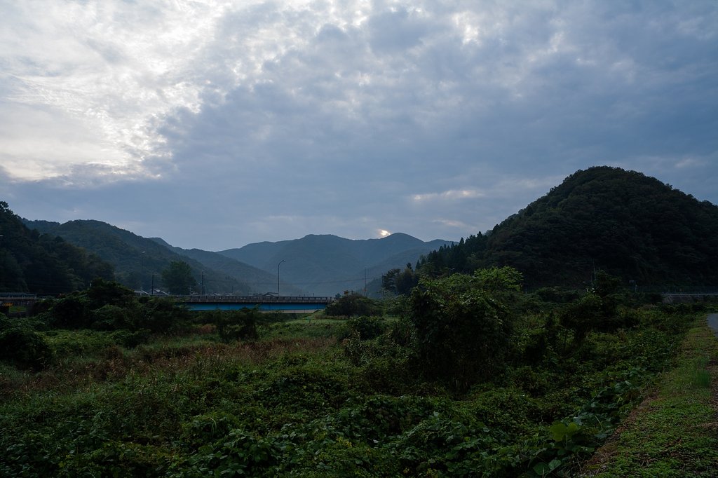 雲の多い朝・・。