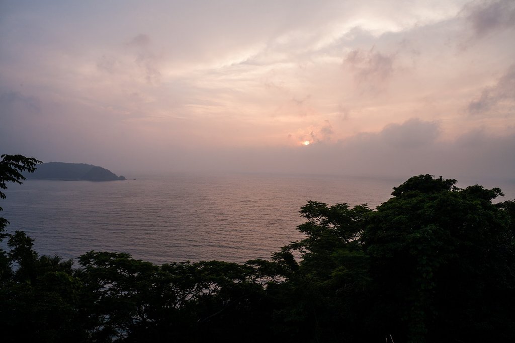 もやっとした日本海への日の入り。