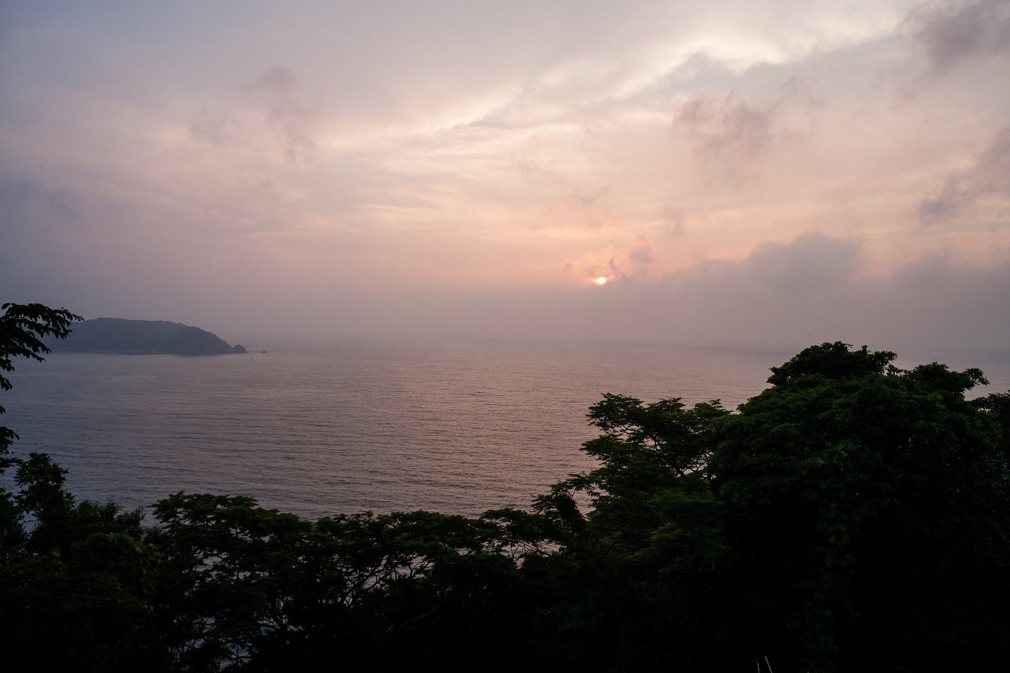 もやっとした日本海への日の入り。