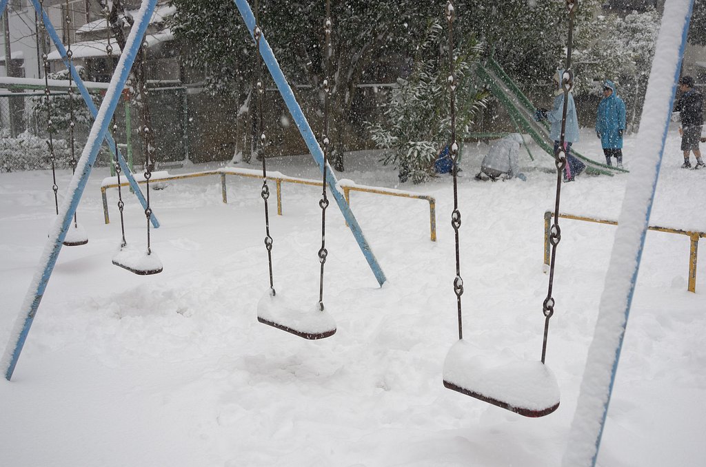 雪降る中で