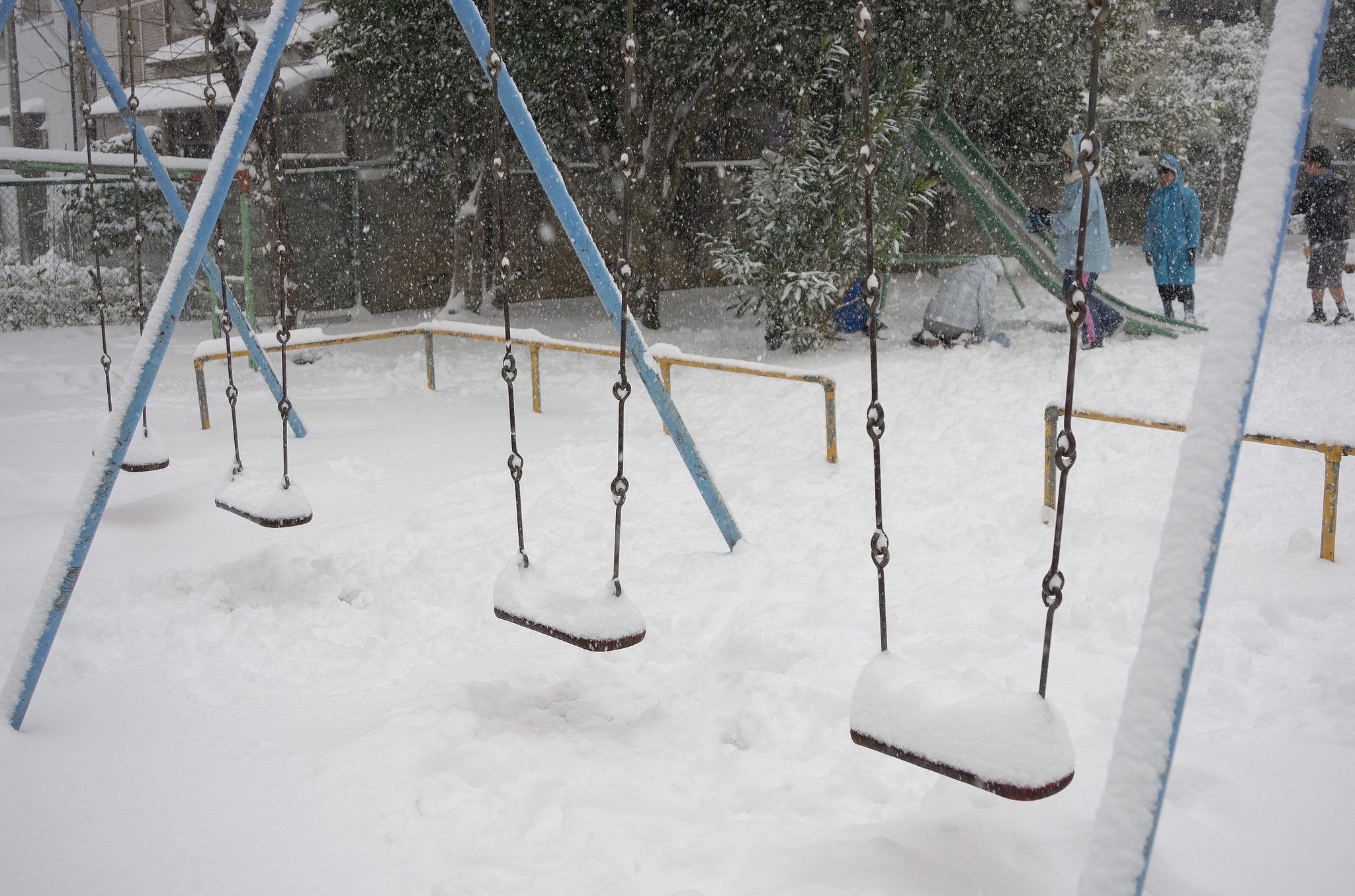雪降る中で
