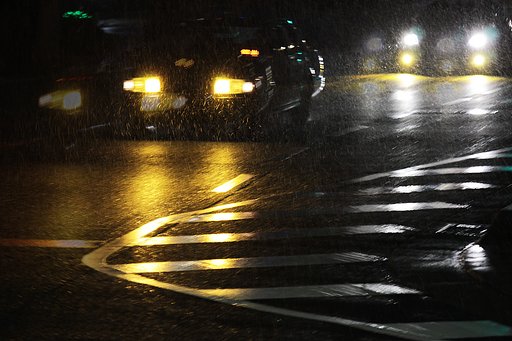 雪降る夜のヘッドライト