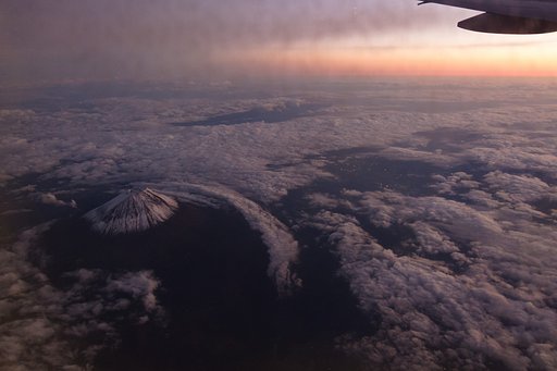 夕暮れの富士山上空