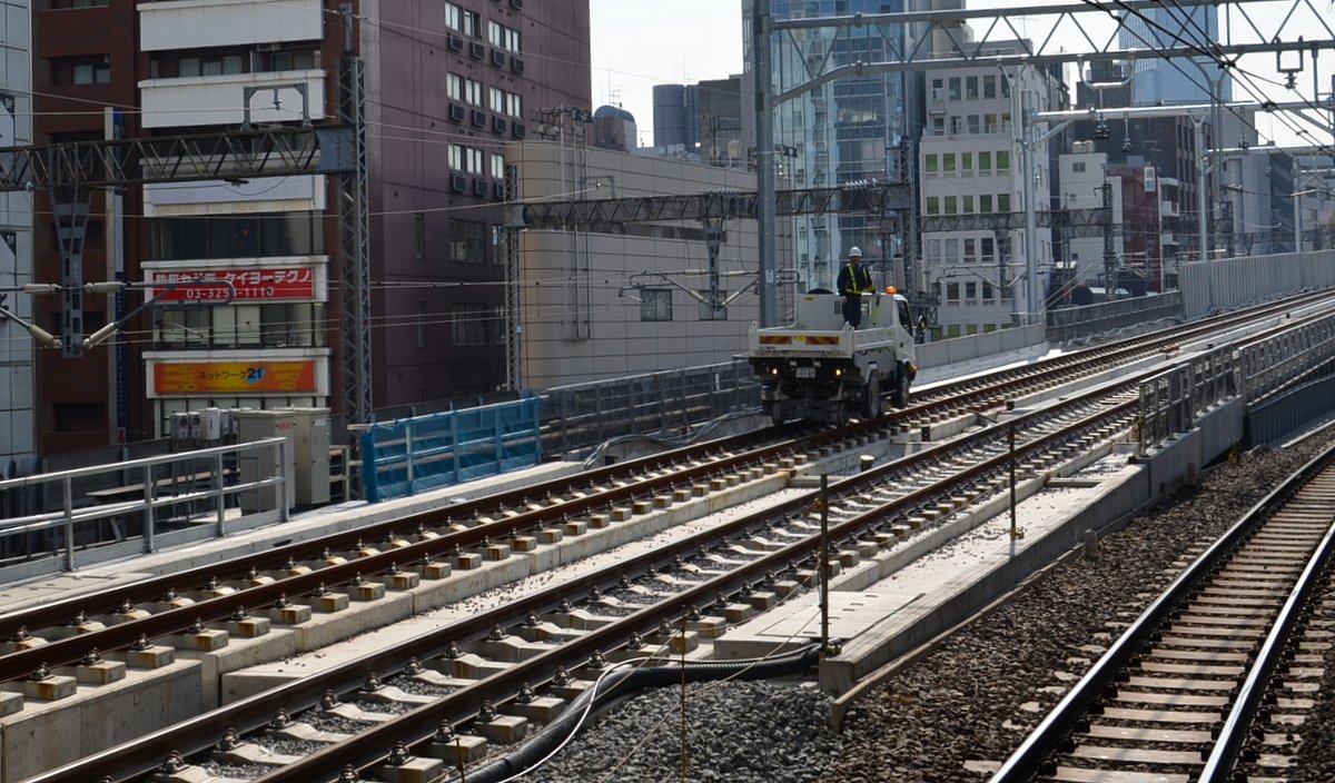 線路上を後退するトラック