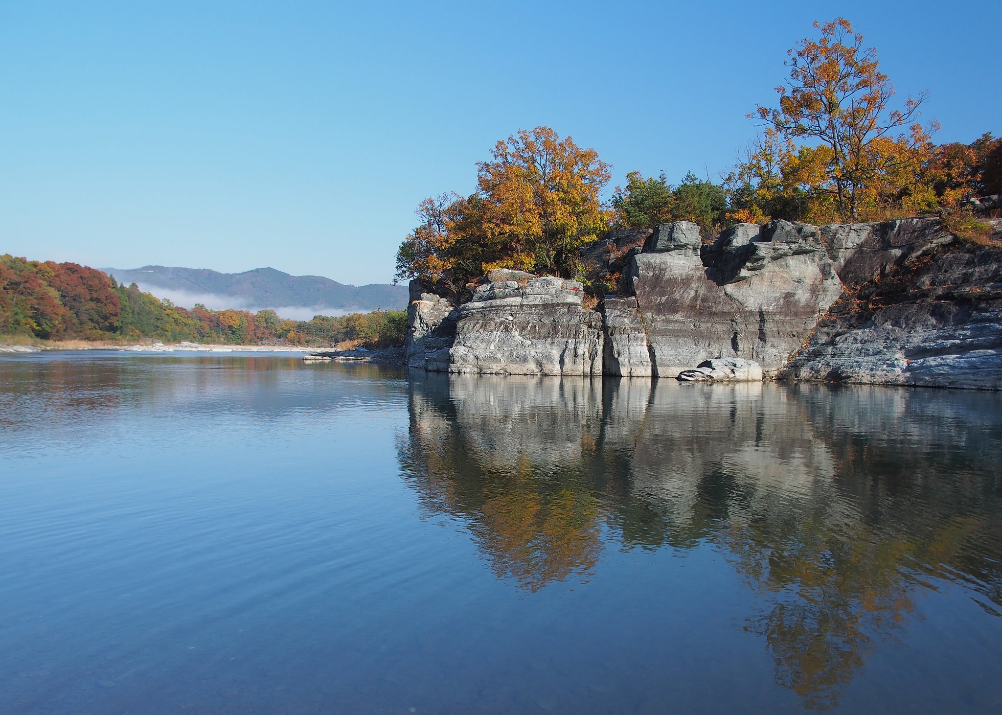 秋色の水鏡