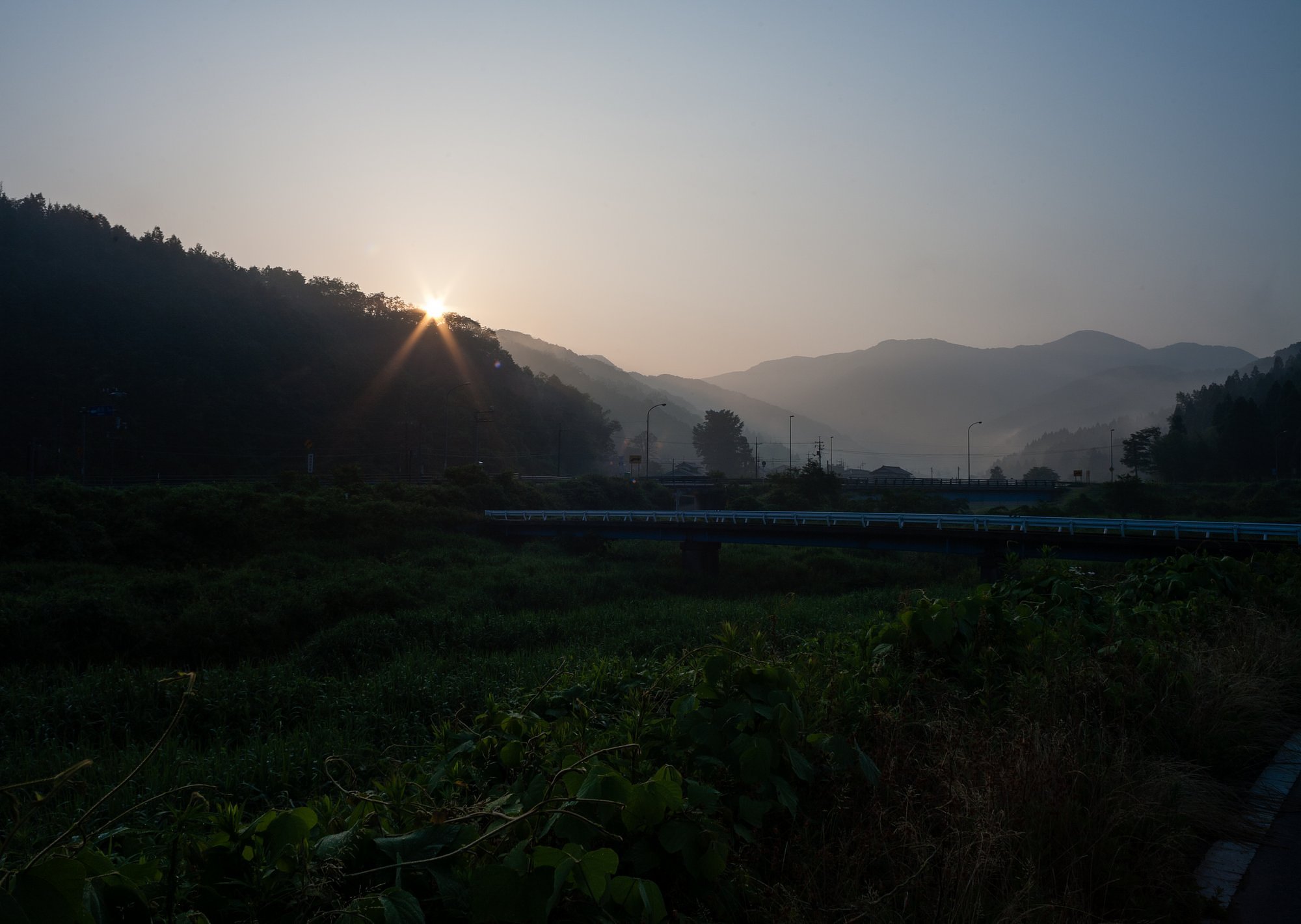 晴れた朝日の出。