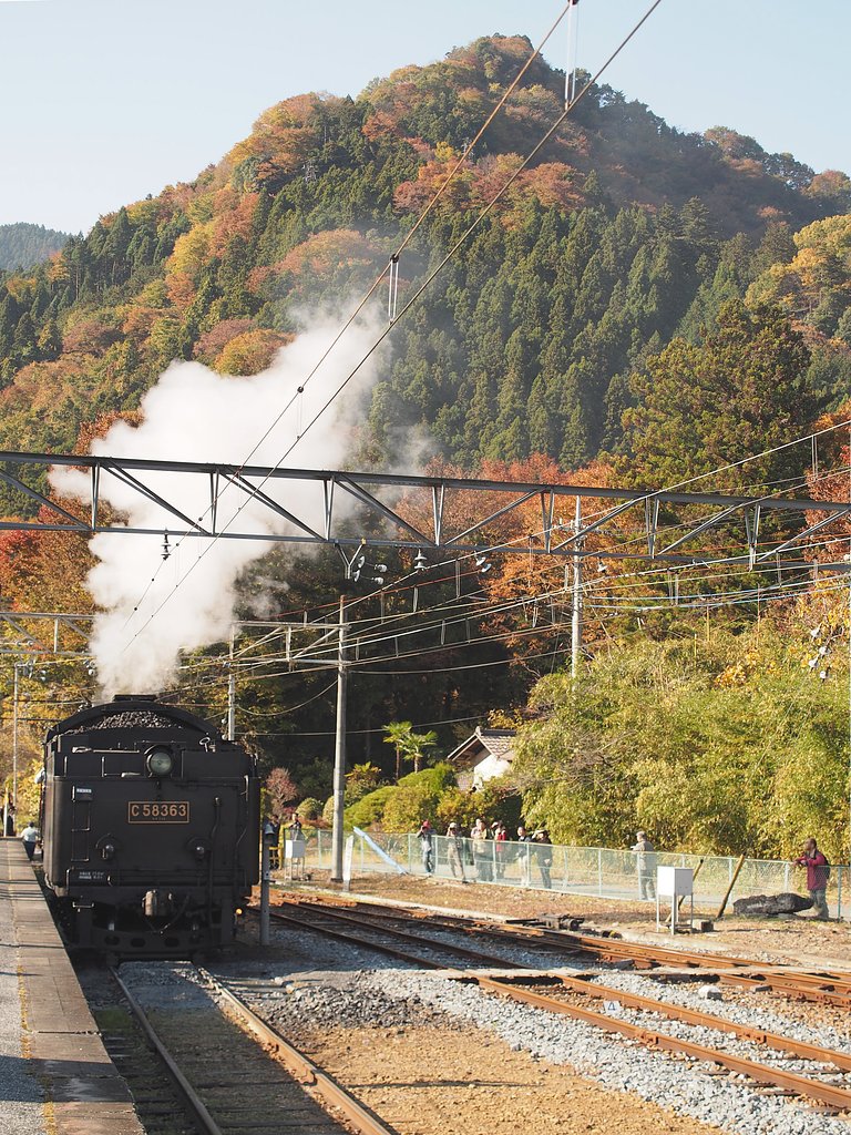 秋空に煙たなびく