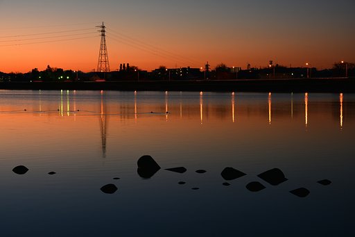 グラデーションに鉄塔と石