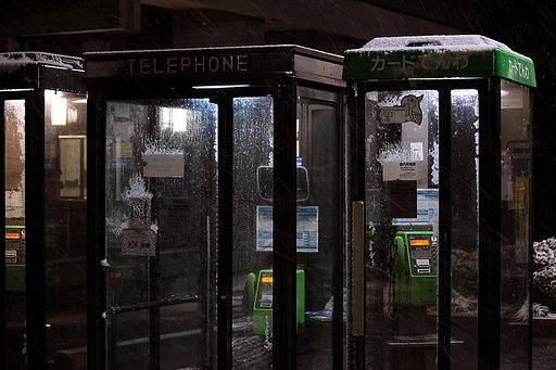 【光】電話ボックスの外は雪