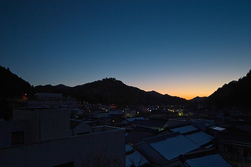残雪の足助町並み