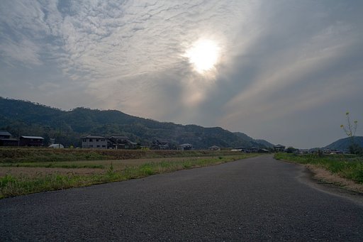 雲の多い晴れ。