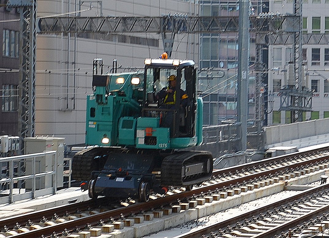 線路上を走行するクレーン車