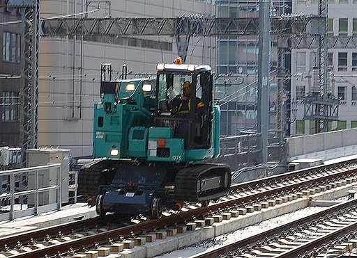 線路上を走行するクレーン車