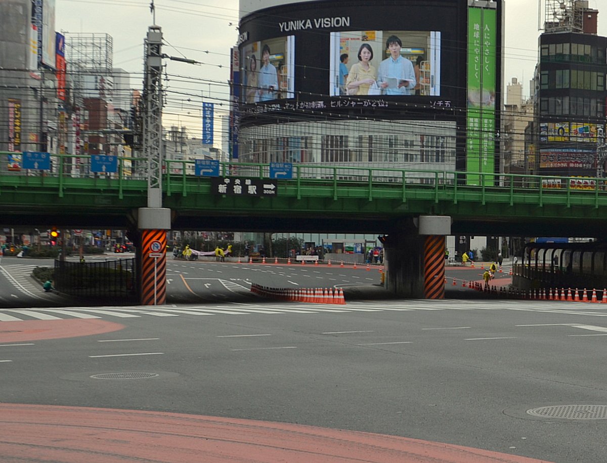 静かな新宿大ガード前の風景