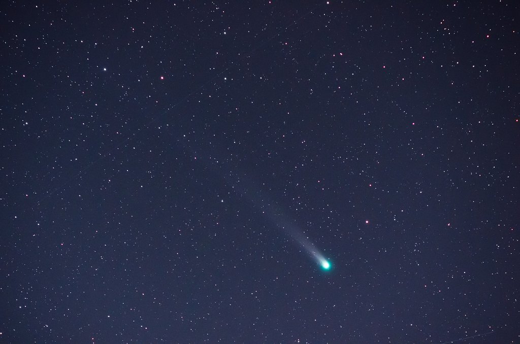 ラブジョイ彗星を横切る人工衛星