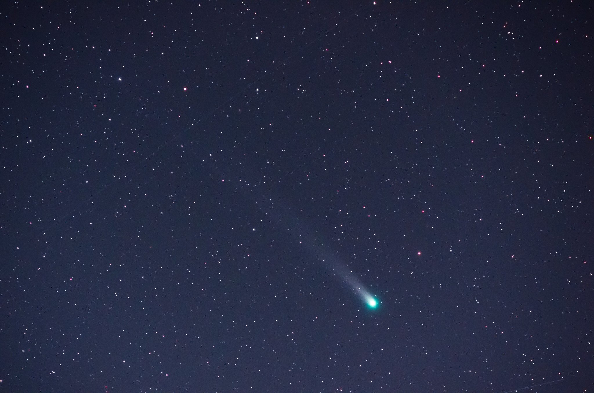 ラブジョイ彗星を横切る人工衛星