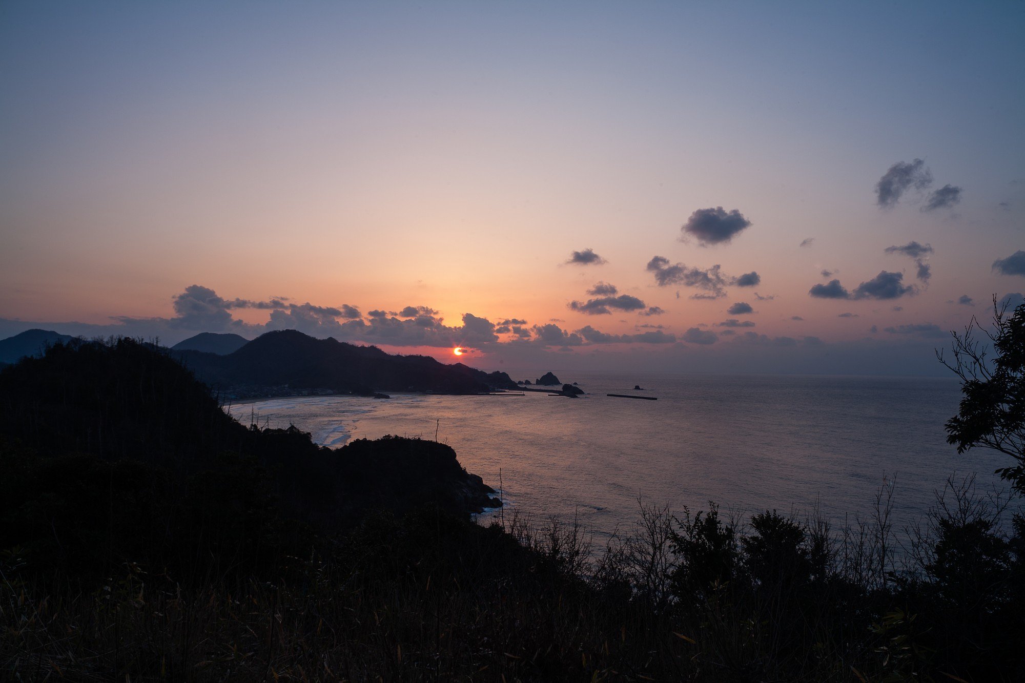 日本海への日の入り。