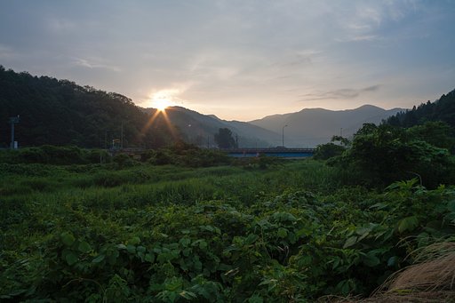 雲の多い朝日の出。