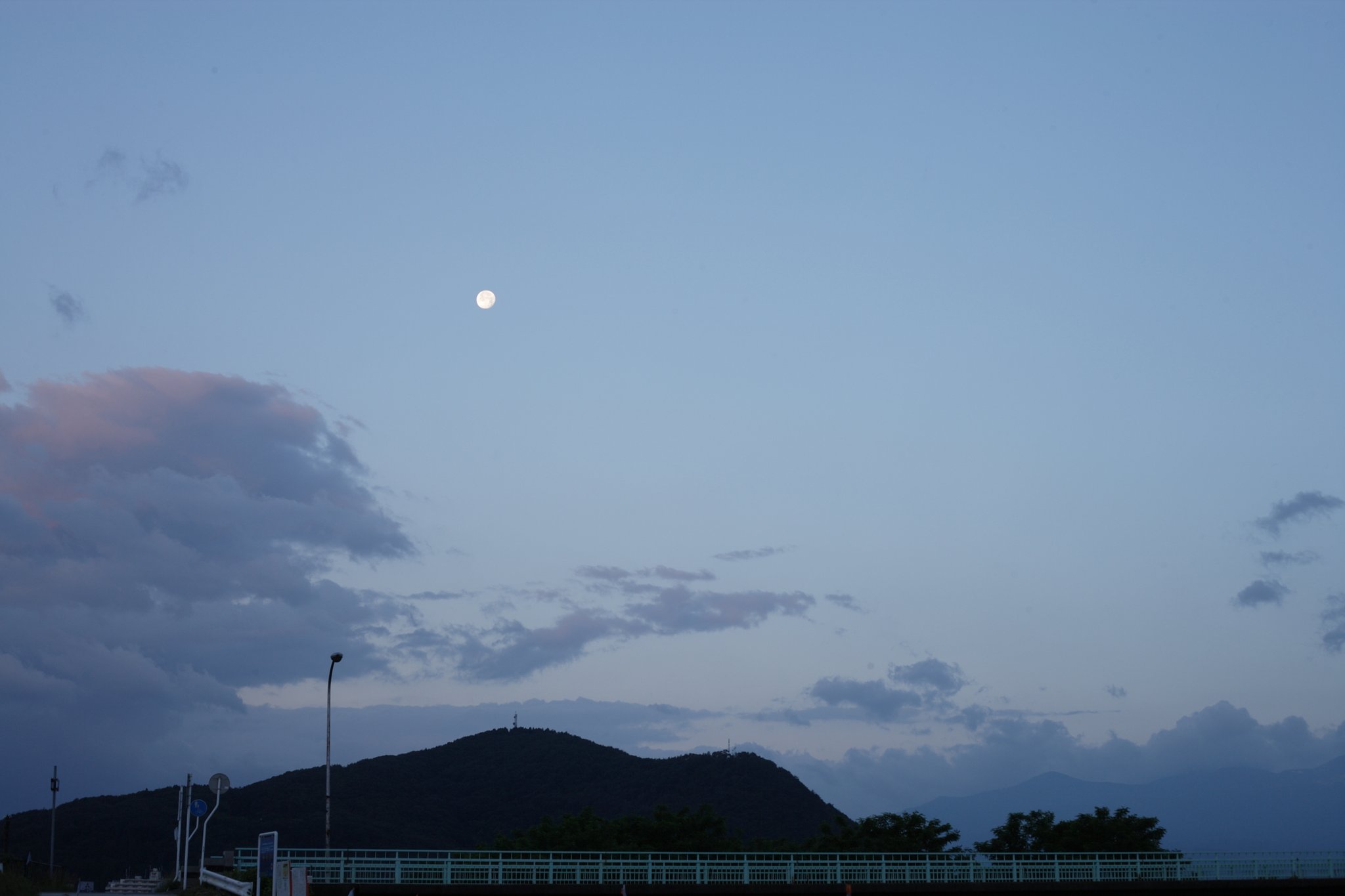 月と雲と山
