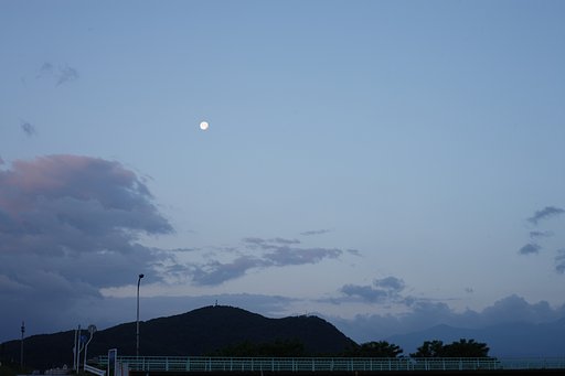 月と雲と山