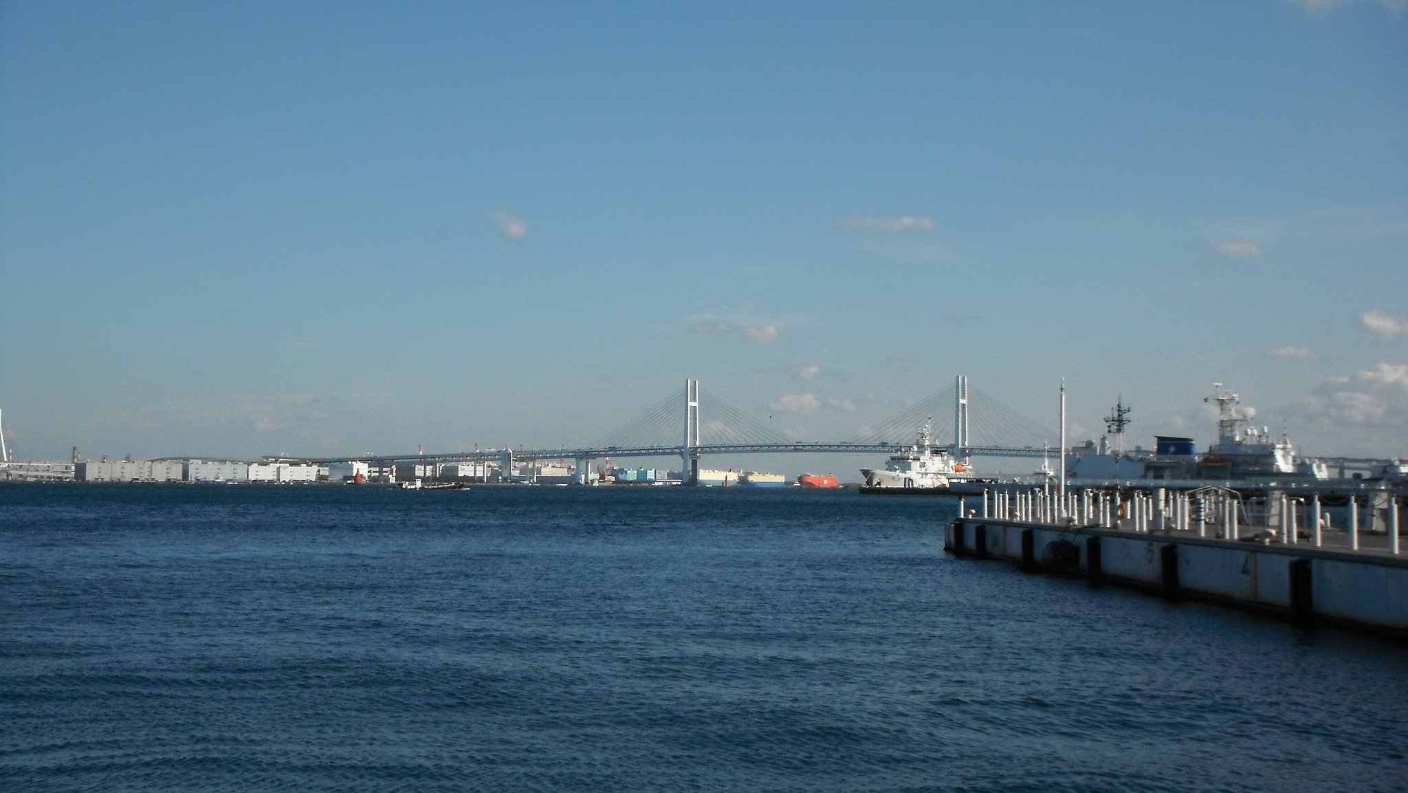 橋と海