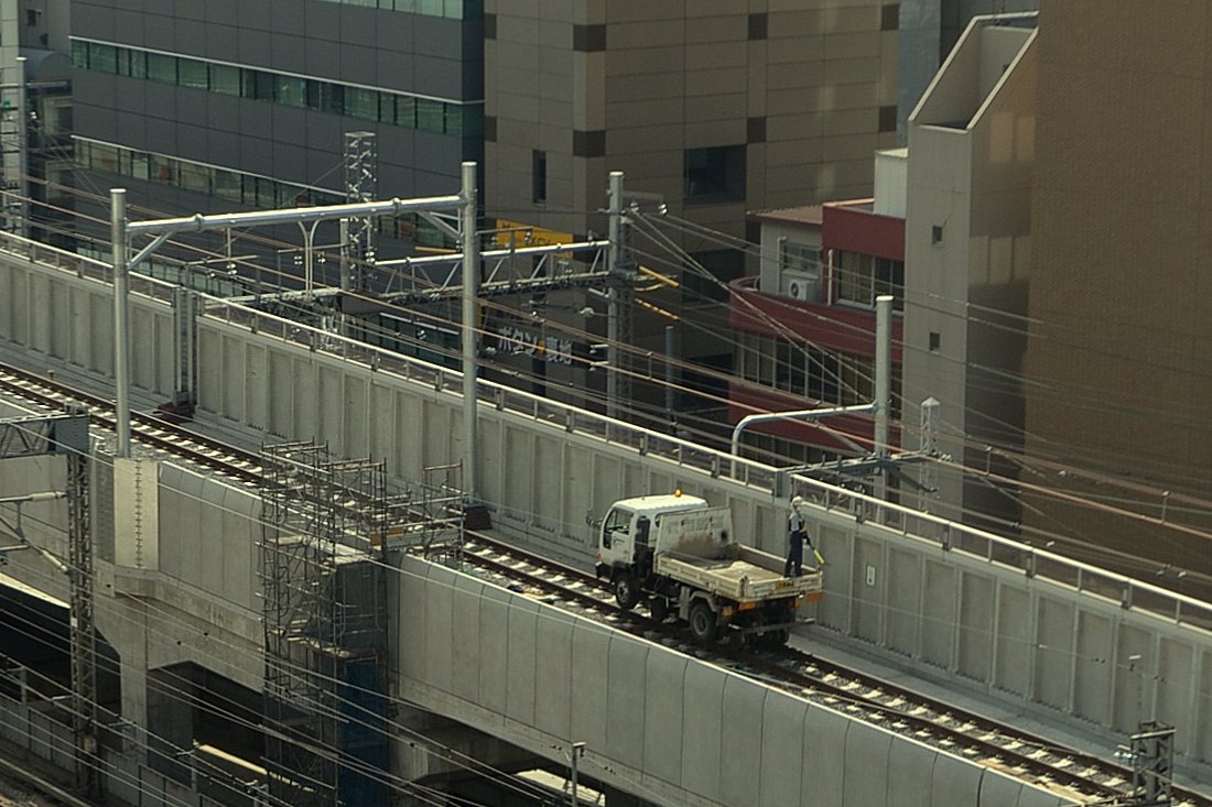 上野東京ラインを走るトラック