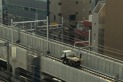 上野東京ラインを走るトラック