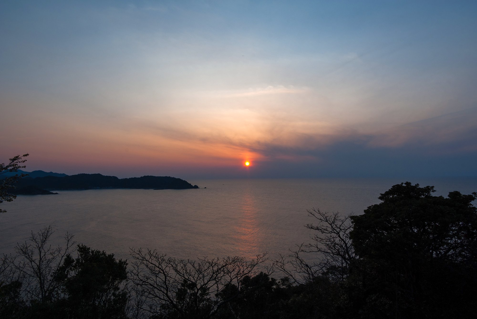 日本海への日の入り。