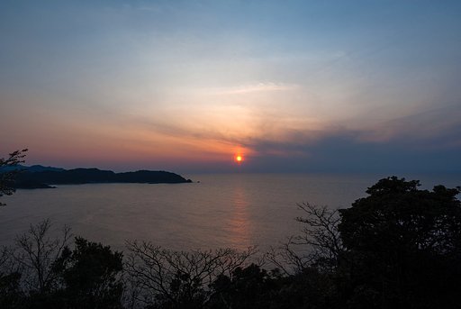 日本海への日の入り。