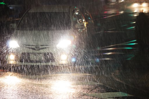 深夜雪の道路景色