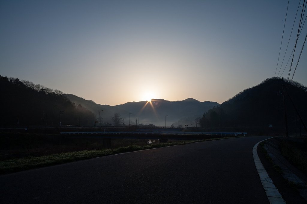 山の稜線からの朝日の出。