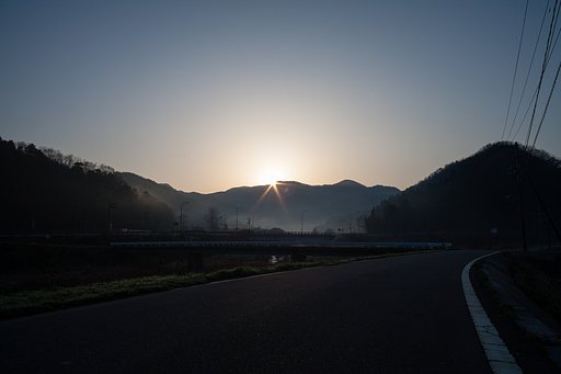 山の稜線からの朝日の出。