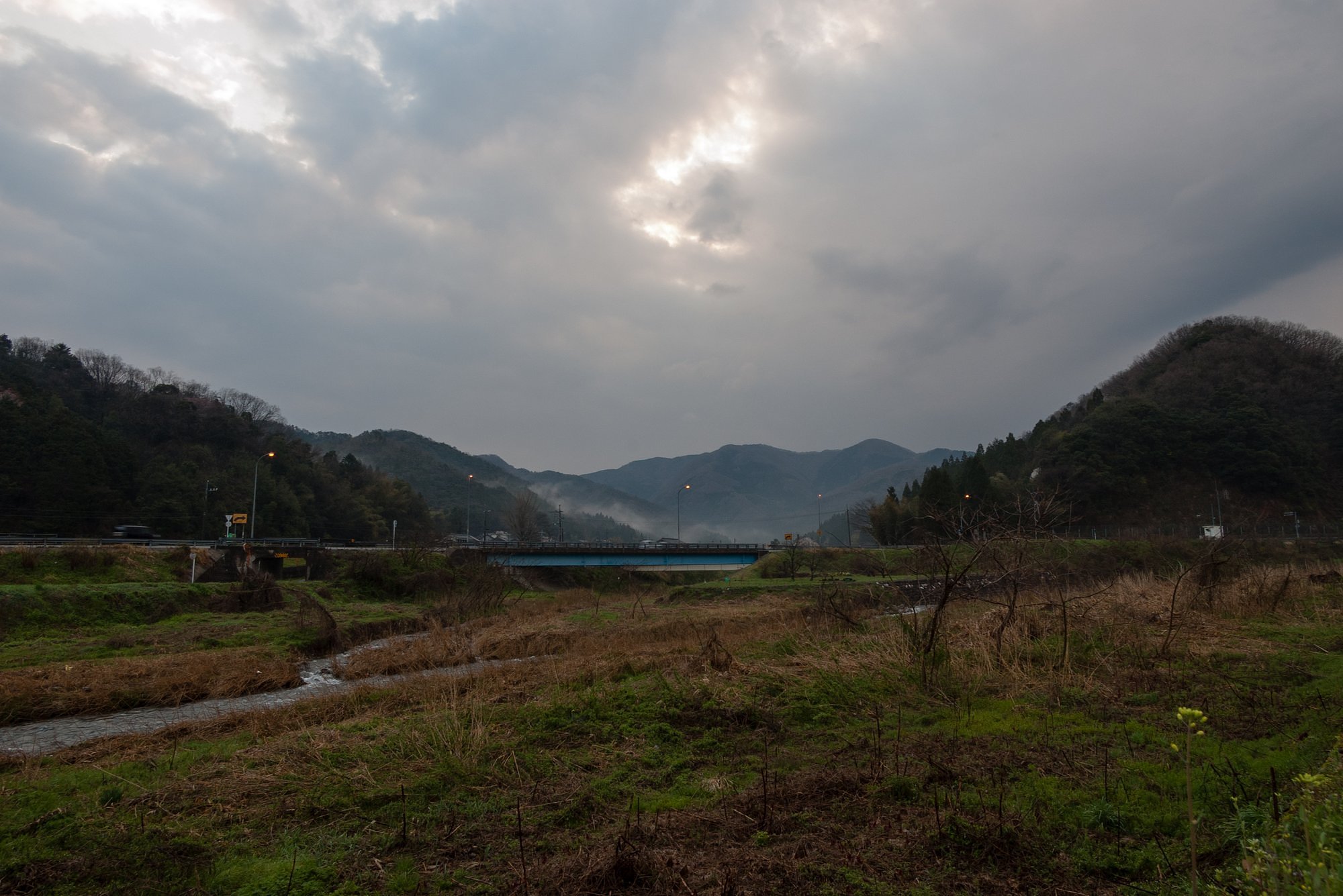 朝は曇り空・・。