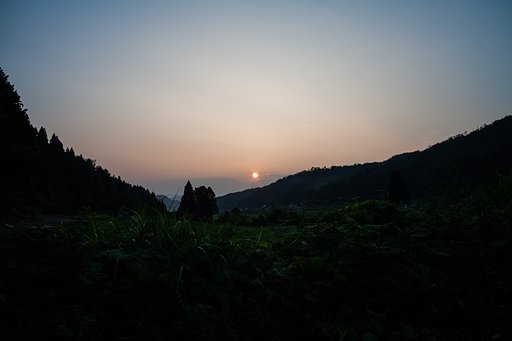 山の間から見る夕焼け。