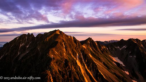 前穂高岳山頂から奥穂高岳のアルペングリューエンを拝む