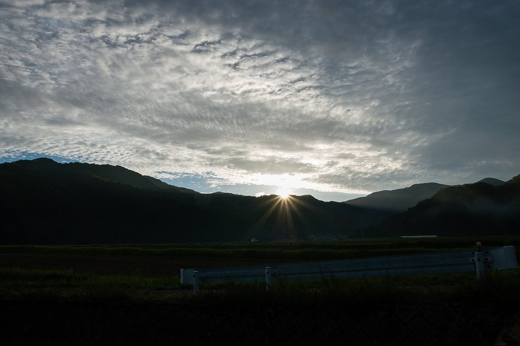 一寸だけの朝日の出。