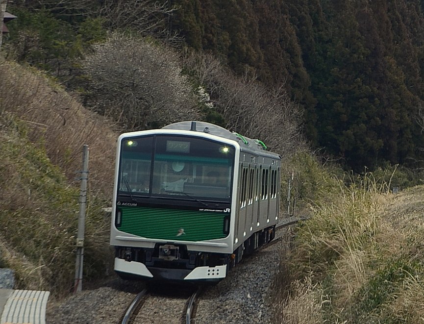 架線の無い区間を走行する電車