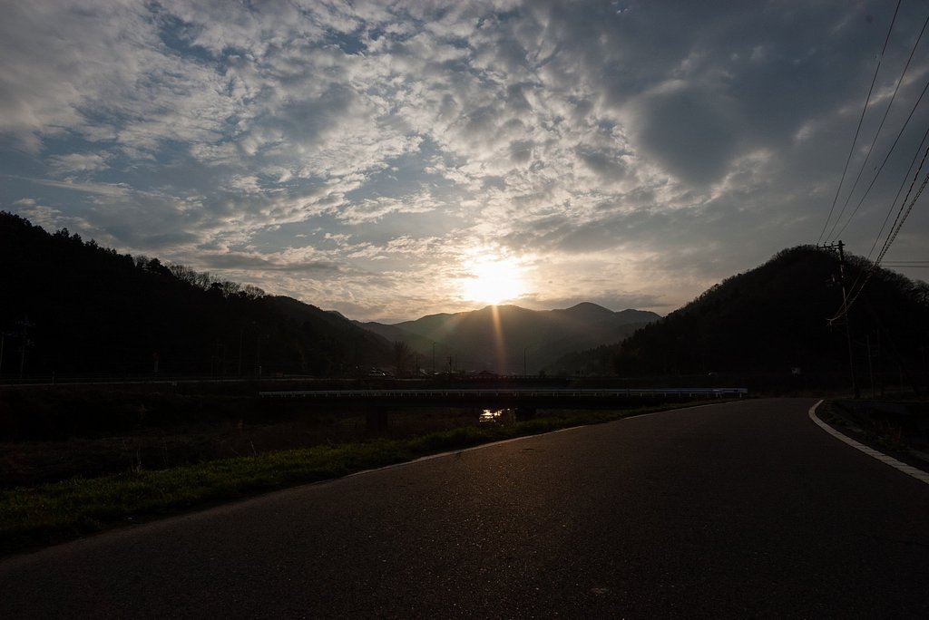 雲の間からの朝日。