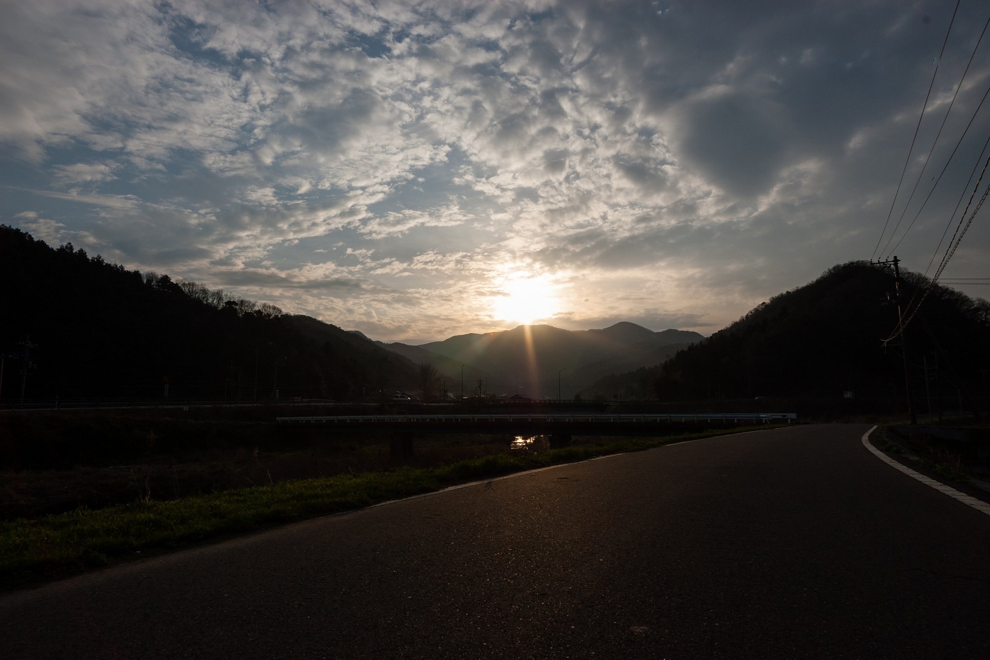 雲の間からの朝日。