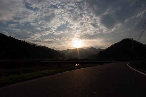 雲の間からの朝日。