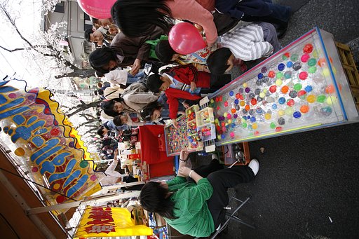 『出』はい！と500円玉を出す