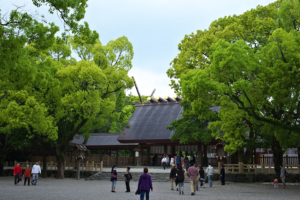 新緑の熱田神宮拝殿