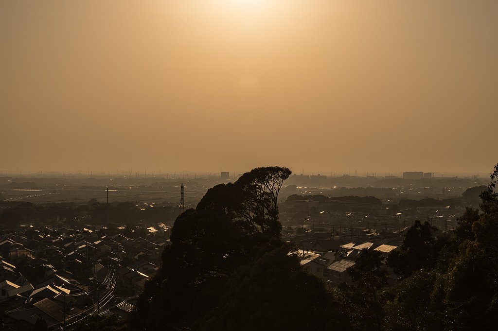 夕暮れに霞む