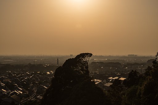 夕暮れに霞む