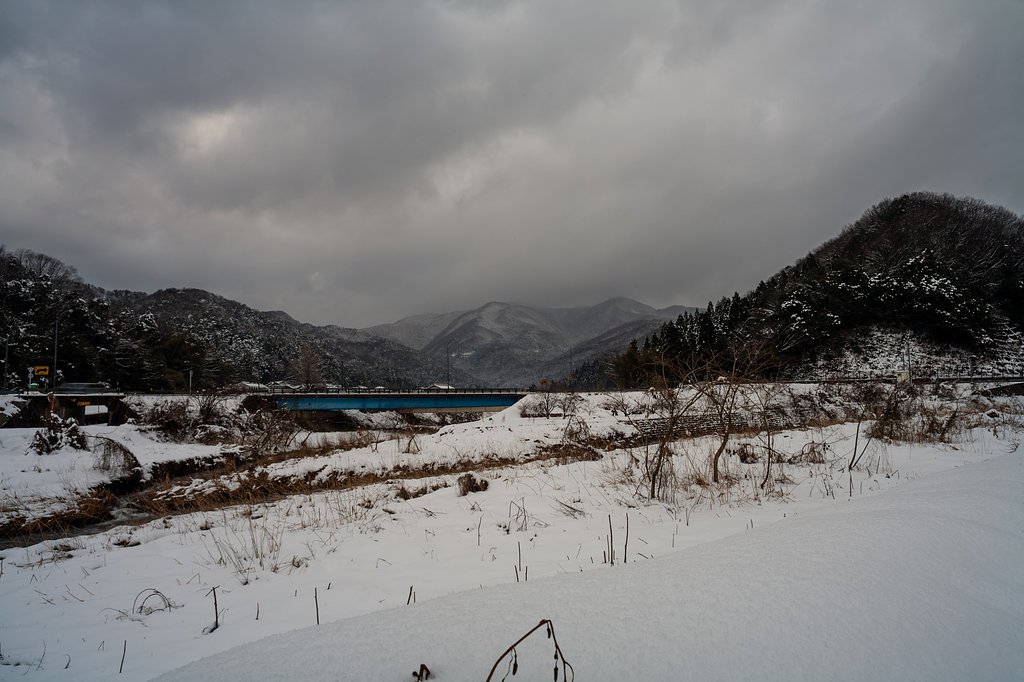 暗い曇り空で雪がちらちらと・・。