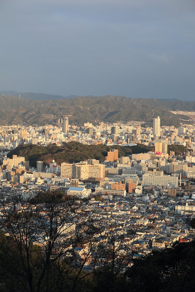 遠く近く　比治山にまた　陽が昇る