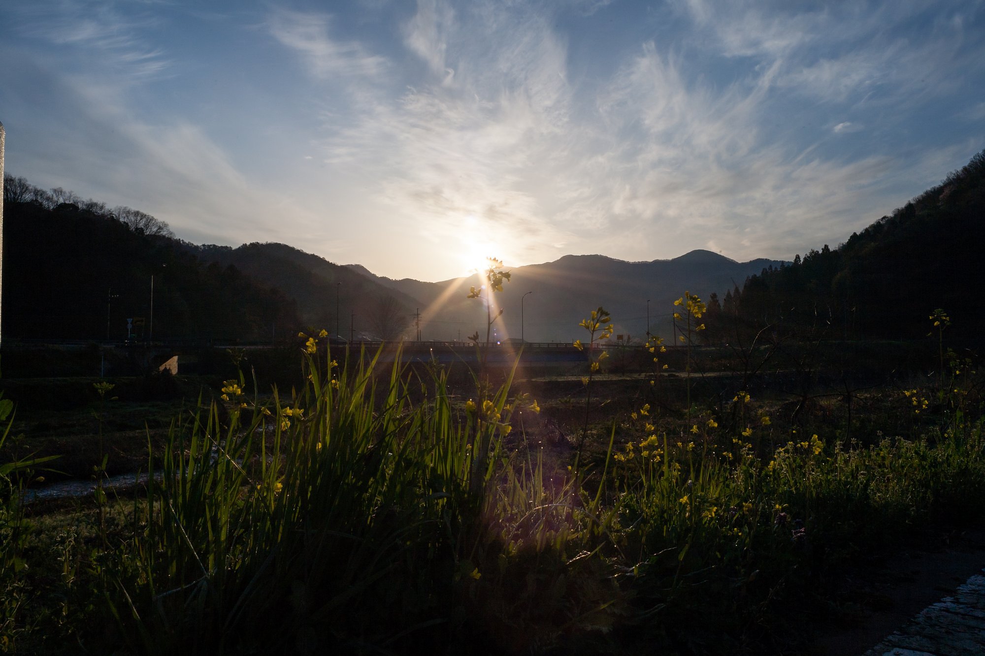 山の稜線からの朝日。
