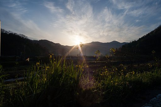 山の稜線からの朝日。