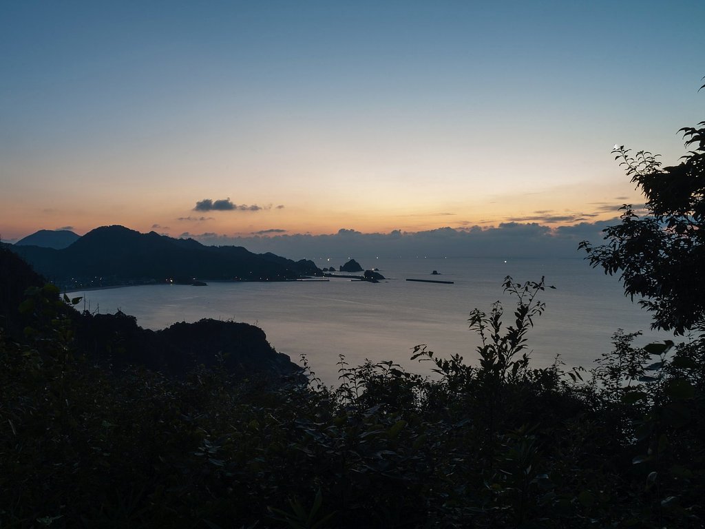 町と漁火。